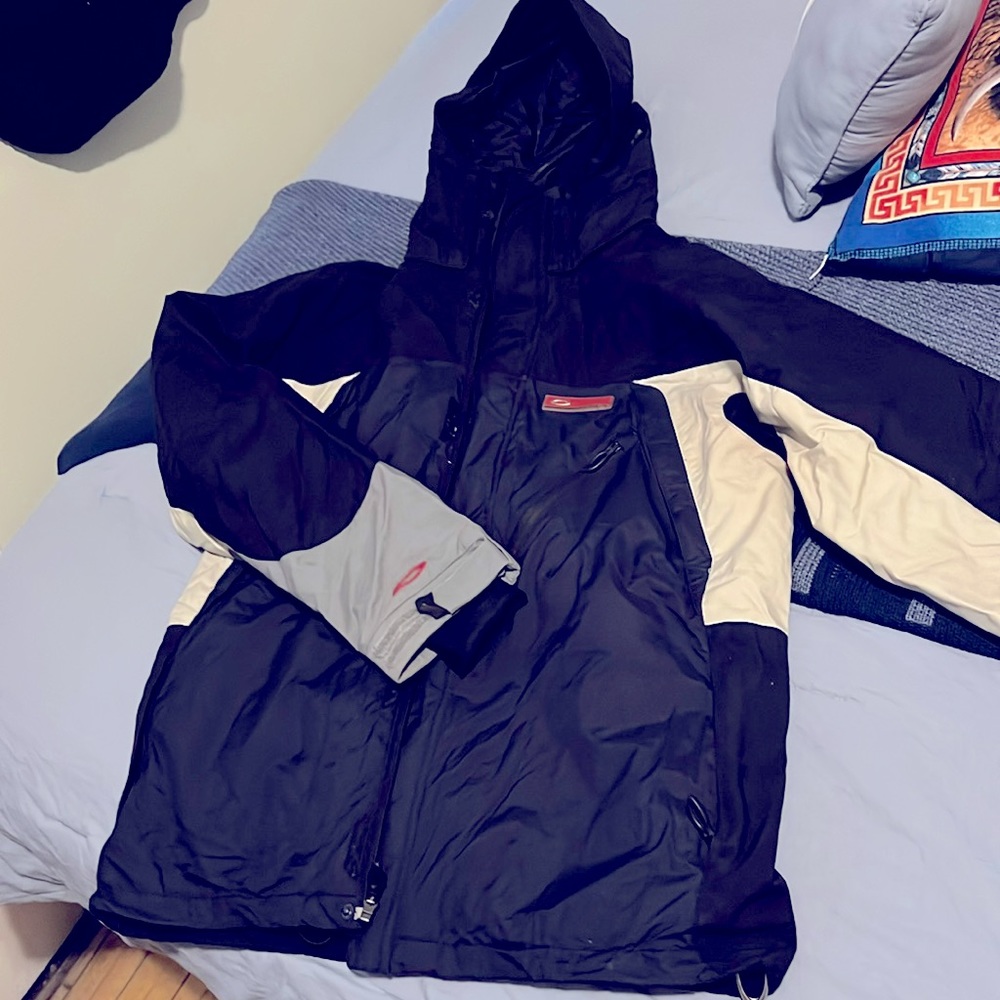 Very nice Oakley Jacket used like new!!